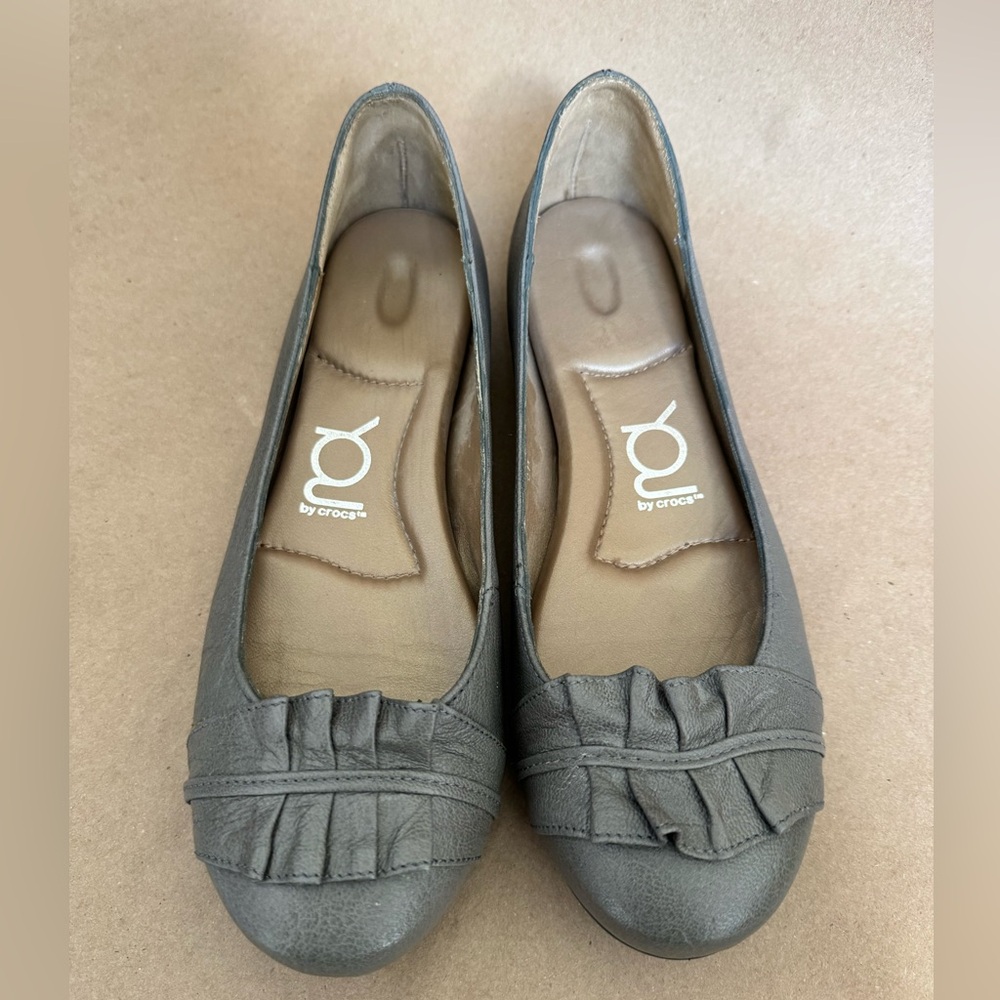 You by Crocs Grey Leather Flats. Size 8.5 - Picture 2 of 8